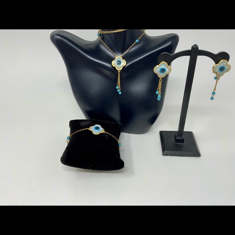 A set of necklace, earrings and bracelet mother of pearl blue eye.